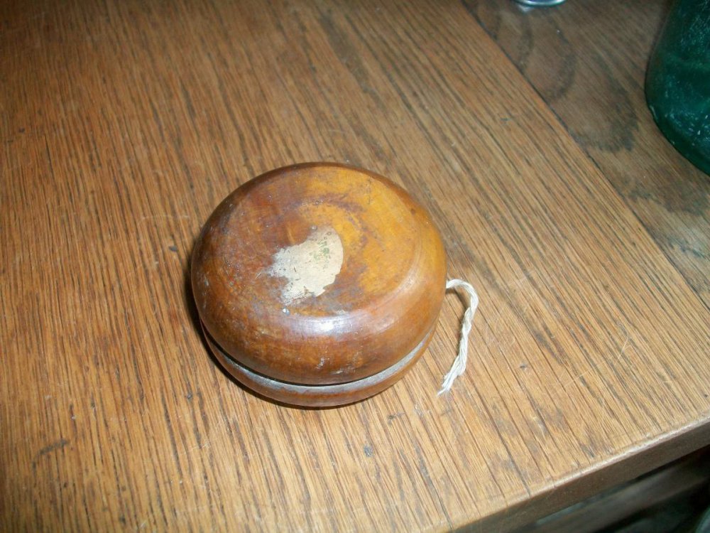 antiguo-yoyo-yo-yo-de-madera-D_NQ_NP_605001-MLA20264465712_032015-F.jpg
