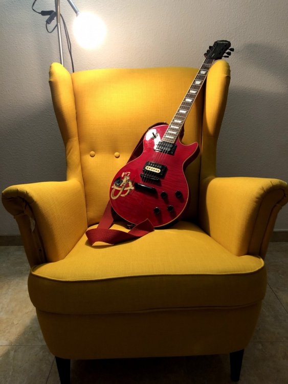 1540855226_Guitarraensilln.thumb.jpg.07cc6b31e3c9700713e7bf7c2c840a37.jpg