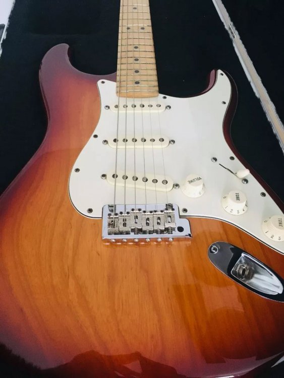 1816300459_FenderAmStdStratocaster2012SiennaSunburst-3.thumb.jpg.dbb31197d29456a48ea9a41fc1561e83.jpg