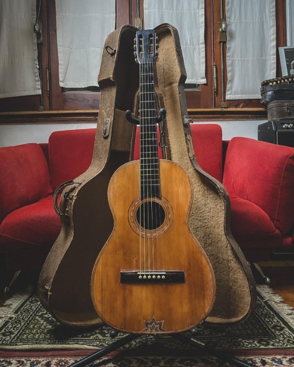 1266290396_Goura_sMusiconInstagram__----PARLORALEMANA1920----_59.999--GuitarraparlorhechaenAlemaniap-ondandoladcadadel_20.Sibiennocuentaconuna___CO_0(JPG).thumb.jpg.79ba8c618d5a9501f385d5749b4e278e.jpg